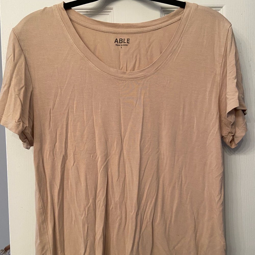 Able short sleeved tee in small